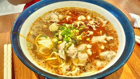 2016.08.20。(4歲1個月又11天)(3歲1個月又29天)。竹北大廚牛肉麵(麻辣蒜味牛五花細麵$160元，湯頭很川味，帶著花椒香，喝起來舌尖會麻麻的，然後小小小辣，非常的好喝，肉則是牛五花，這個很少見，一般的牛肉麵店不會這麼採用牛五花的)-6