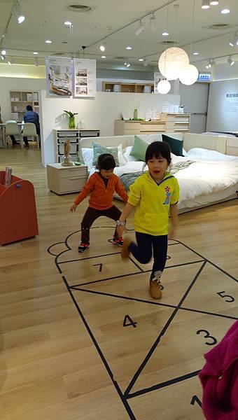 2017.11.25。(6歲2個月又16天)。(4歲5個月又3天)。新竹巨城百貨逛逛,聖誕氣氛已濃厚-15