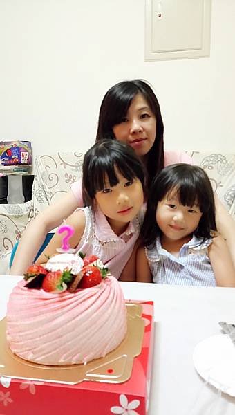 2018.07.28。(6歲10個月又19天)。(5歲1個月又6天)。芬妮生日當天老公買了一個蛋糕我們一家四口簡單的在家慶生
