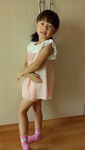 2018.07.24。(5歲1個月又2天)。擺這姿勢拍照有比腳漂亮嗎