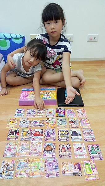 2018.08.11。(6歲11個月又2天)。(5歲1個月又20天)。跟哈妮約定,她只要能把九九乘法背的滾瓜爛熟,怎麼抽考抽問都考不倒就買小禮物獎勵她,而愛妮在一旁則是插花的