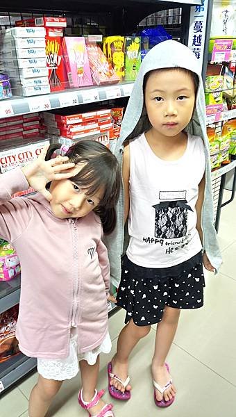 2018.08.12。(6歲11個月又3天)。(5歲1個月又21天)。到賣場採買零食