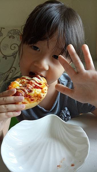 2018.08.13。(5歲1個月又22天)。開心吃媽咪做的麵包