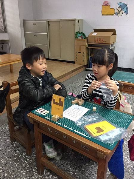 2018.11.27。(7歲2個月又18天)。學校數資課程,數資媽咪進班教導陪玩面面俱到2-2.jpg