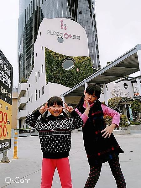 2018.12.16。(7歲3個月又7天)。(5歲5個月又24天)。新竹竹北6+廣場拍拍照,在買個有聖誕氣息位的餅乾吃吃-1.jpg