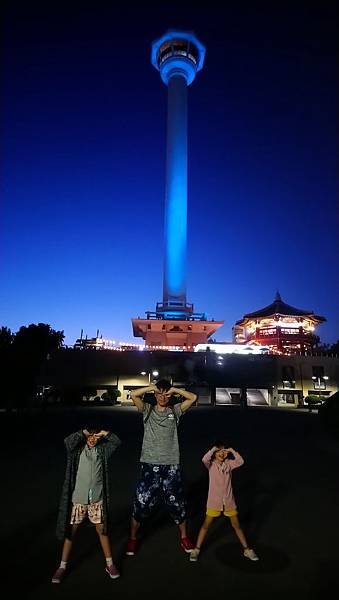 2019.06.25。(7歲9個月又16天)。(6歲又3天)。韓國大邱之旅(今日最後一站,吃飽到飯店後方的龍頭山公園看夜景)-70.JPG