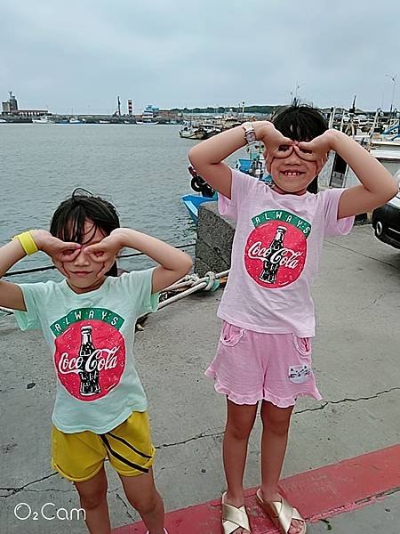 2019.08.11。(7歲11個月又2天)。(6歲1個月又20天)。到漁港買海鮮炸物回阿祖家吃-2.jpg