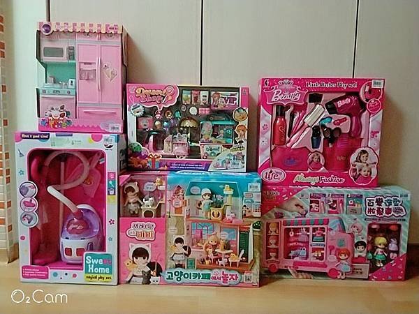 2019.10.13。(6歲3個月又21天)。爸爸買了6組玩具送愛妮.jpg