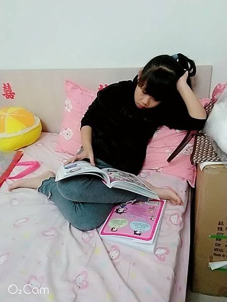 2019.12.21。(8歲又3月又12天)。哈妮在家的時間大多都是在看書.jpg