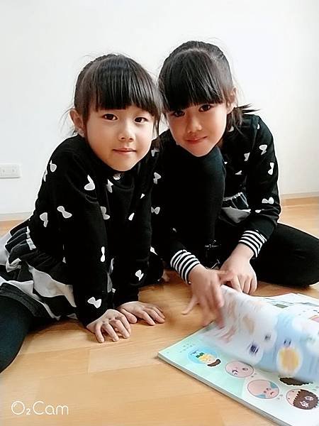 2020.01.10。(8歲又4月又1天)。(6歲6個月又19天)。一起看書的時光.jpg