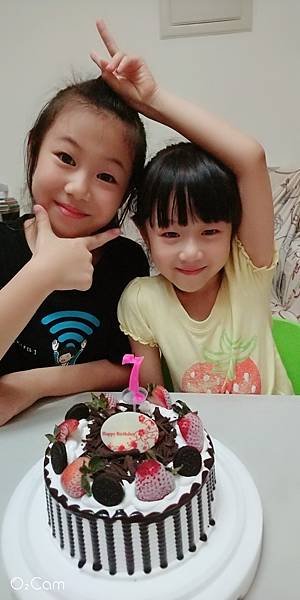2020.06.22。(8歲又9個月又13天)。(7歲)。今年愛妮生日幫她訂了一個冰淇淋蛋糕在家簡單慶生-7.jpg