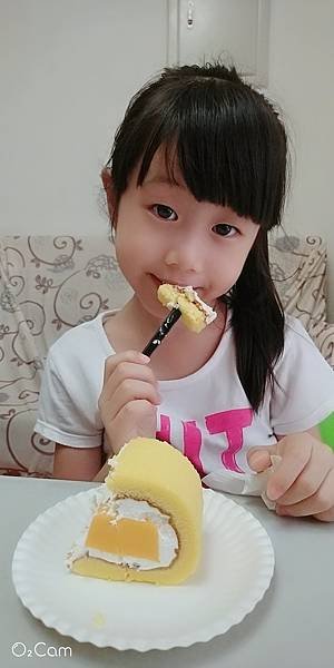 2020.07.30。(7歲1個月又8天)。午茶時間吃個芒果蛋糕捲-2.jpg