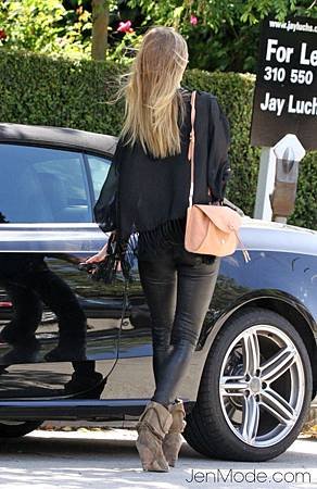 casual Rosie-Huntington-Whiteley_article_image5.jpg