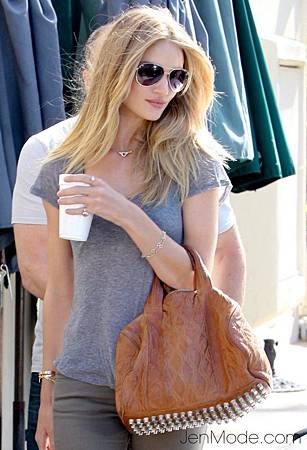 casual Rosie-Huntington-Whiteley_article_image8.jpg