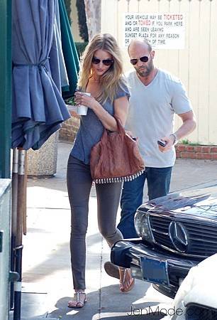 casual Rosie-Huntington-Whiteley_article_image9.jpg