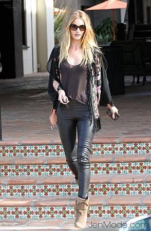 casual Rosie-Huntington-Whiteley_article_image4.jpg