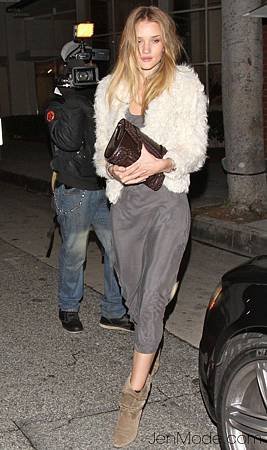 casual Rosie-Huntington-Whiteley_article_image11.jpg