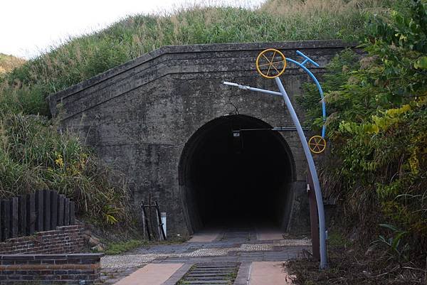 一小段舊鐵道遺跡和幽暗隧道 (8).JPG