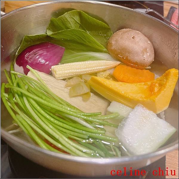 【新北美食】小海水產 ! 蘆洲超人氣 高CP值海陸海鮮鍋