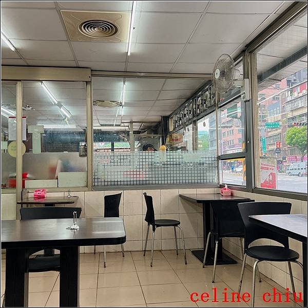 【新北美食】汐止 福建牛肉麵 微辣紅燒湯頭,家常寬麵Q彈帶勁