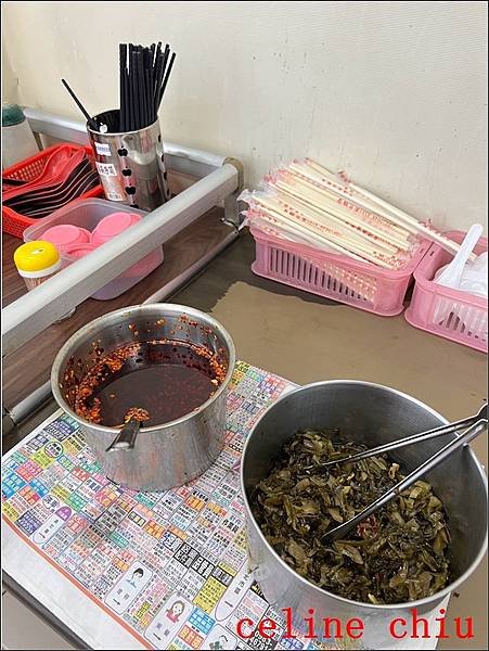 【新北美食】汐止 福建牛肉麵 微辣紅燒湯頭,家常寬麵Q彈帶勁