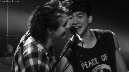 -Malum-5-seconds-of-summer-36954051-500-281