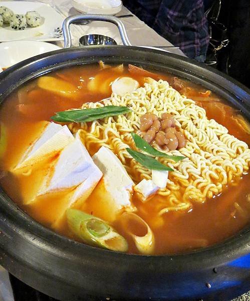 韓國、豬腳定食、宴會麵、辣炒豬肉、紫菜飯糰、部隊鍋