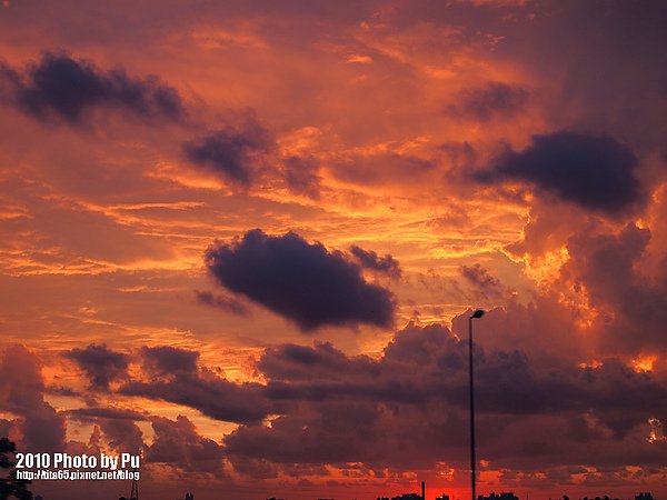 高速公路上的火燒雲夕日