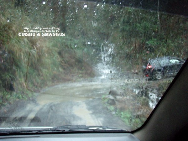 因為下雨~所以路況很糟