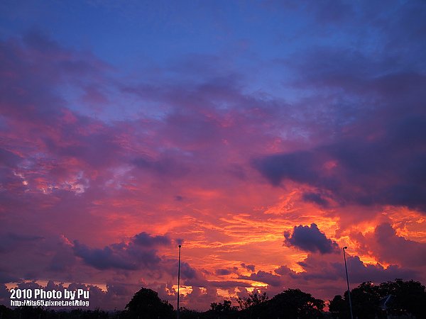 高速公路上的火燒雲夕日