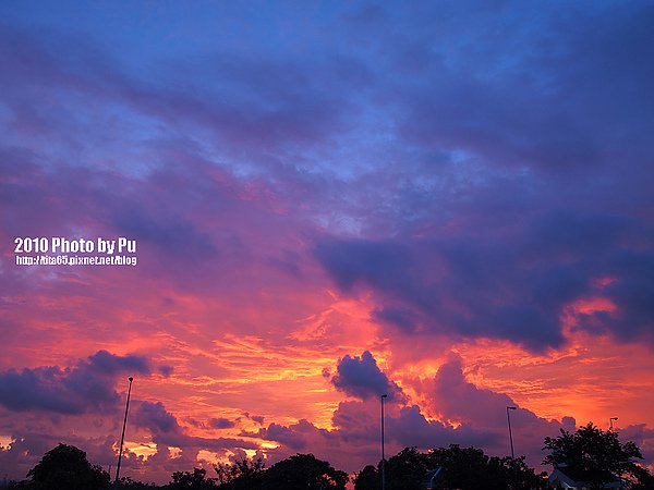 高速公路上的火燒雲夕日