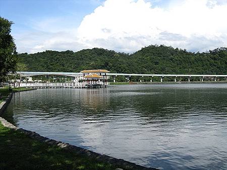 800px-Neihu_line_and_Dahu_park_20090704.jpg