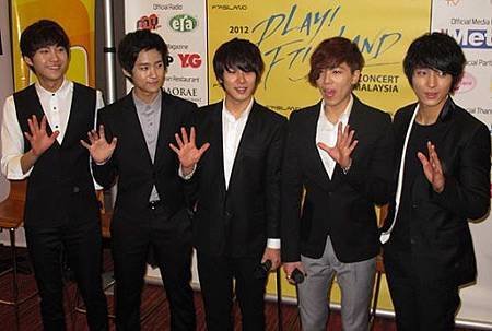 120114_01 FTIsland PC.JPG