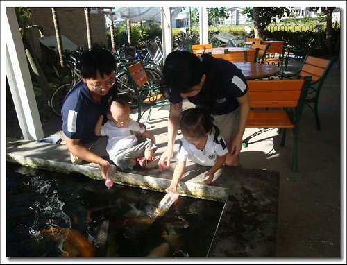 0712-童話村餵魚喝ㄋㄟ~12.jpg