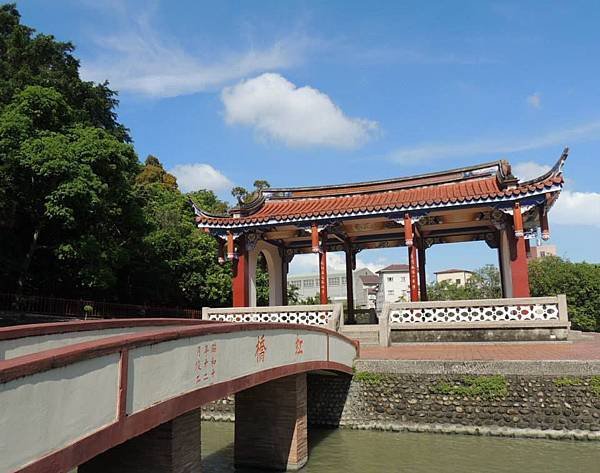 荔枝島與飛觴醉月亭，亭上柱子有詩句「月明池影一樓靜，風動梅花隔崦香」.jpg