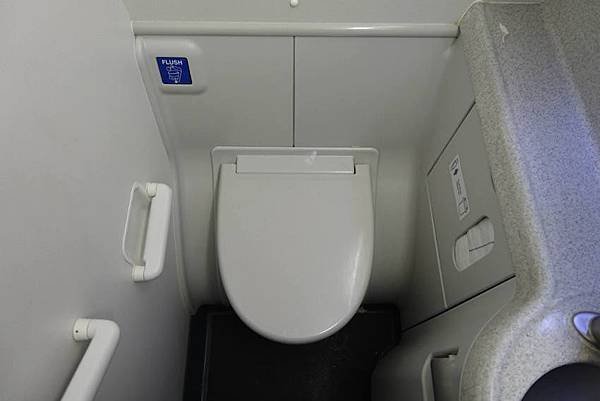 1454h DSC02517 Lavatory