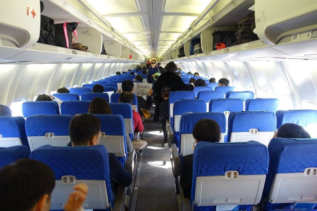 08 1122b DSC04259 Cabin View During Boarding (Overhead Compartment)