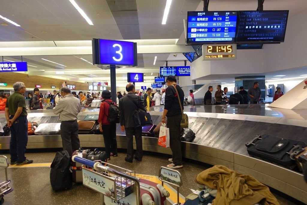 2145 DSC03232 Baggage Carousel 3.jpg