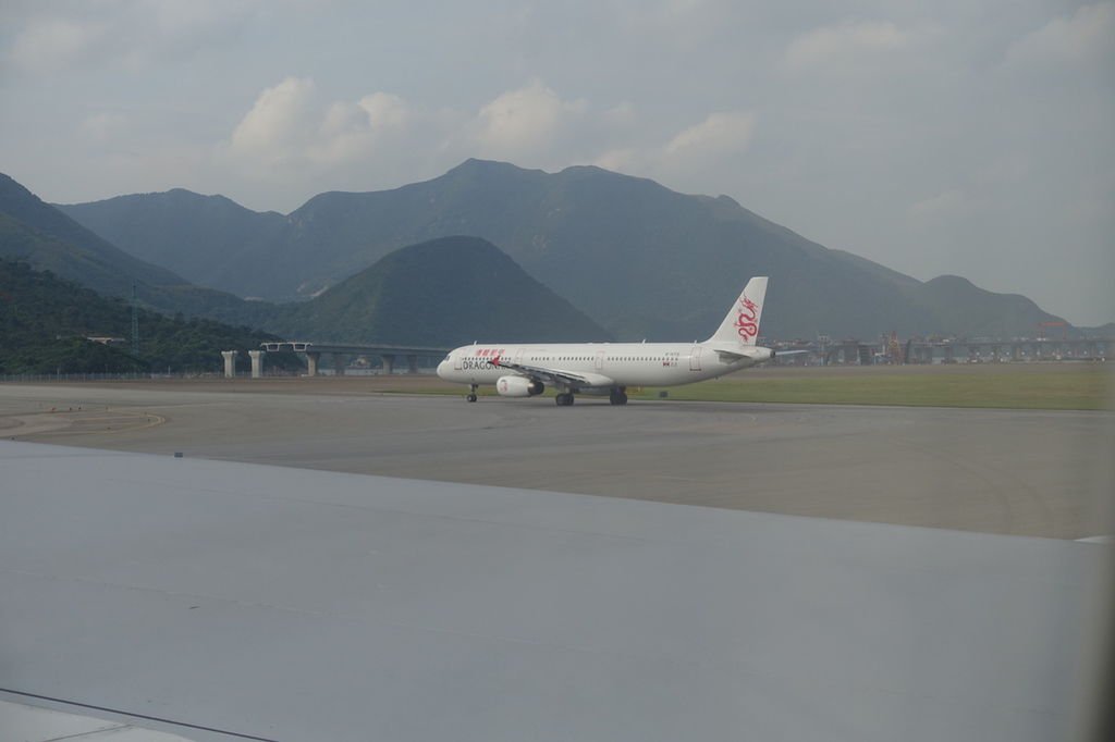 115 DSC03442 B-HTG A321 KA452 HKG-KHH.JPG