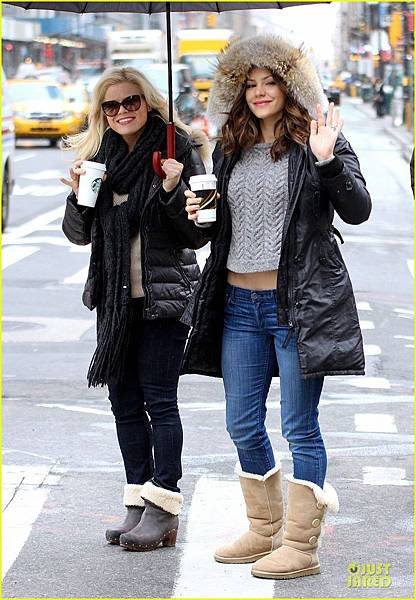 katharine-mcphee-megan-hilty-snowy-smash-set-03