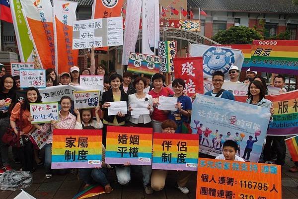 台灣伴侶權益推動聯盟與十多個民間團體將三套多元成家民法修正草案（婚姻平權草案、伴侶制度草案、家屬制度草案）交由支持的立法委員提案與連署。