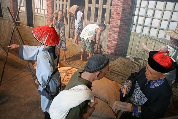 國立臺灣歷史博物館展場，展示清朝官兵在鹿耳門港口查驗來臺者身分情形-1