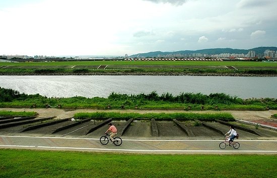 堤外彩虹河濱公園自行車道.jpg