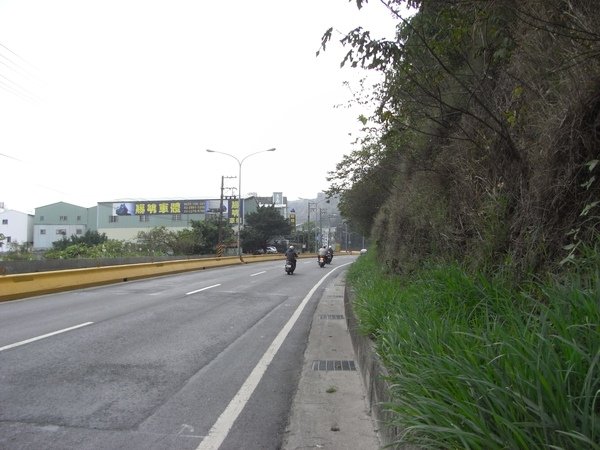 車很多的山路.JPG