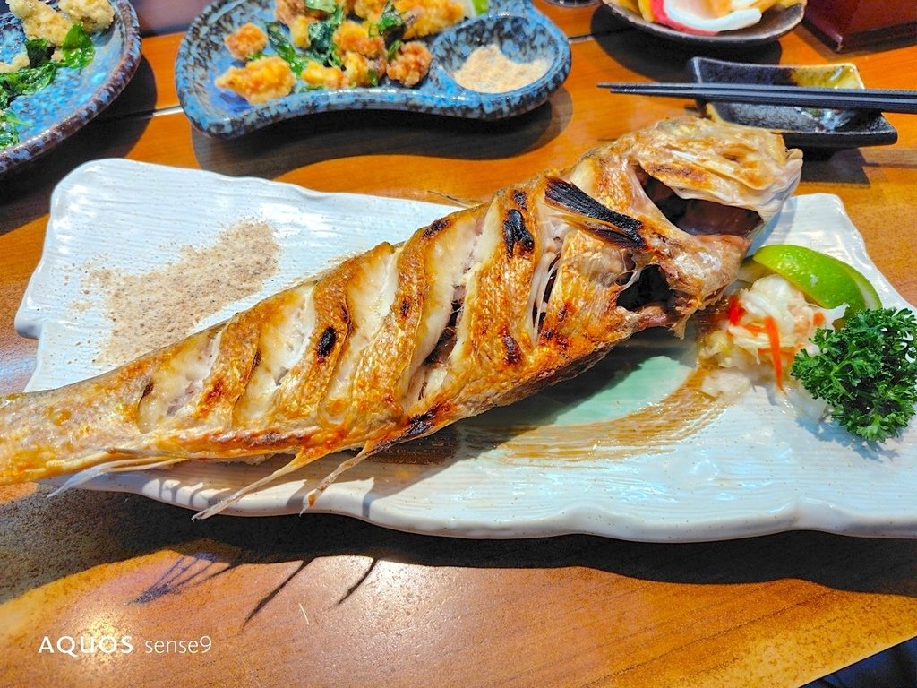 花了1480元吃到好吃的生魚片和烤鮮魚 基隆仁愛市場二樓美食