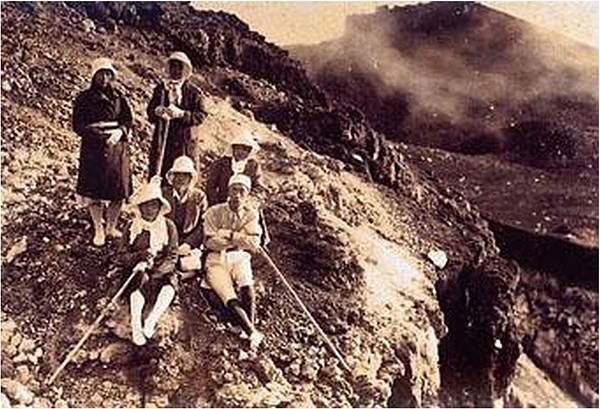明治28年穿著裙子攀登玉山的台北女子高等學院之女學生1_092735