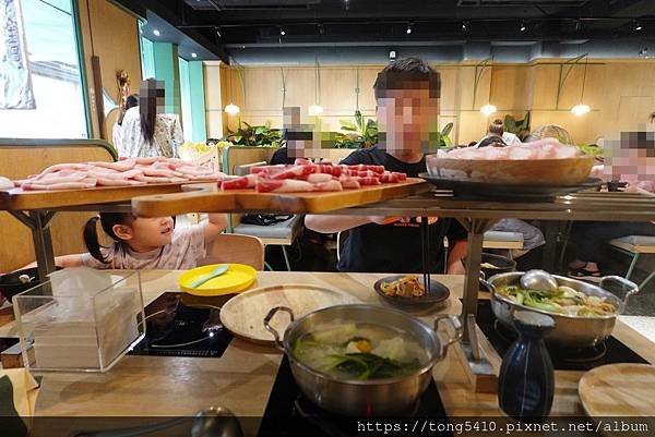 【員林火鍋】日常与菜。希拉餐廳品牌，自助區真的很多菜，麵條也