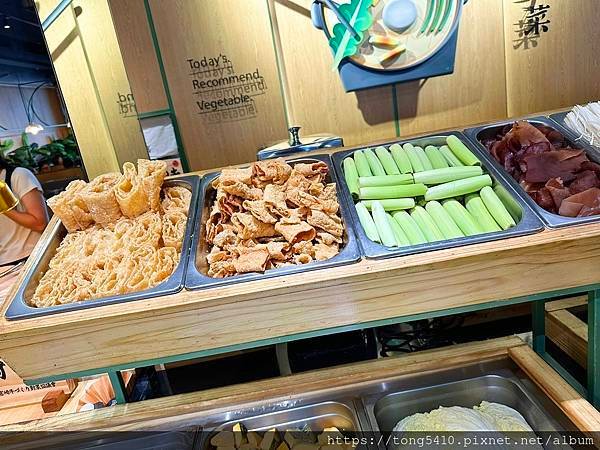 【員林火鍋】日常与菜。希拉餐廳品牌，自助區真的很多菜，麵條也
