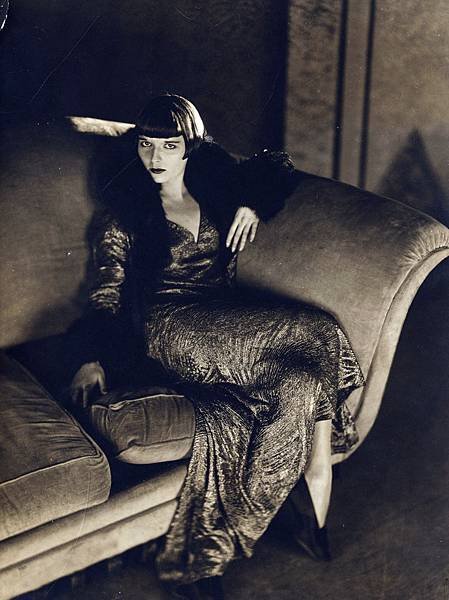 louise-brooks-in-prix-de-beautecc81-by-james-abbe-1930