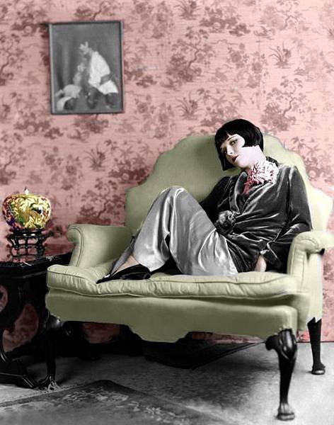 honey-kennedy-louise-brooks-in-big-chair